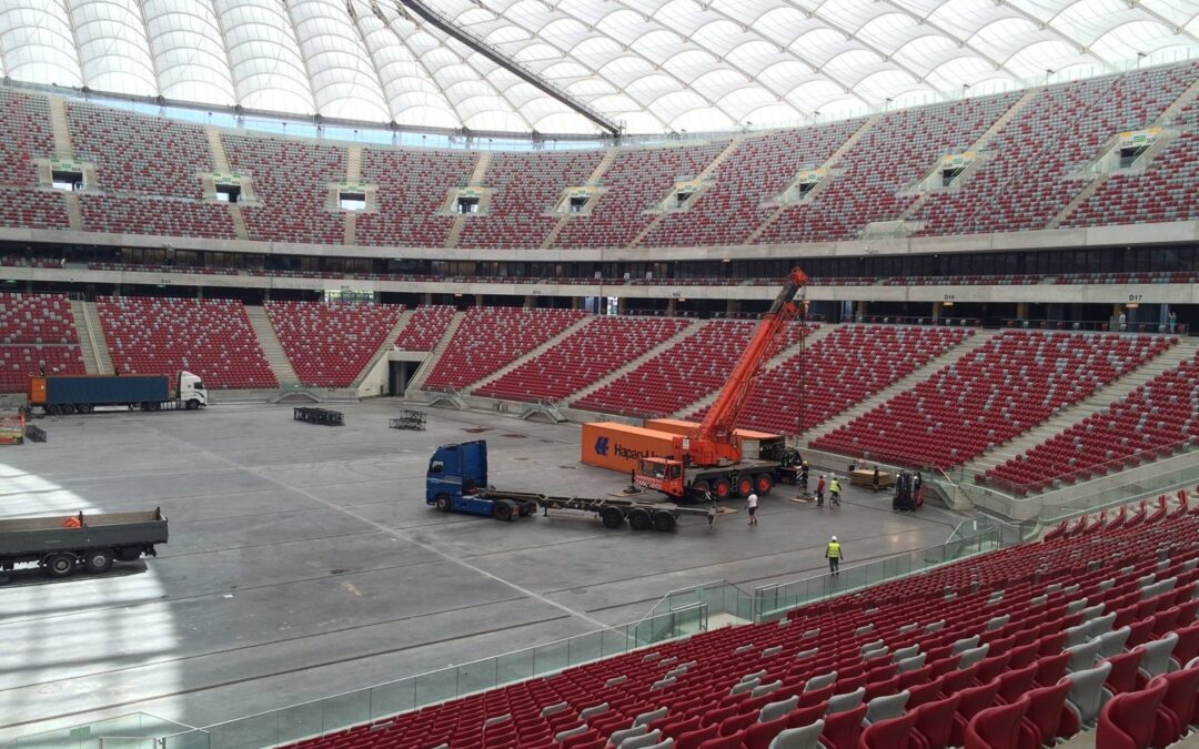 Praca dźwigów na stadionie narodowym