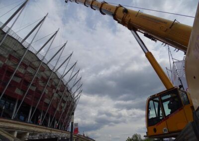 Żuraw w trakcie pracy na Stadionie Narodowym